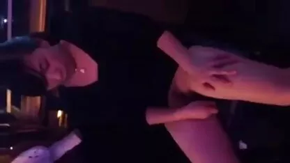 Lovelace a mover a pila na boca da cabana e a admirar filme de sexo com mulher velha os seus seios no quarto