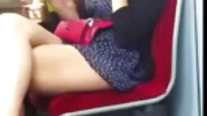 Uma mulher vídeo pornô caseiro com coroas ruiva dedilhou e lambeu os dedos
