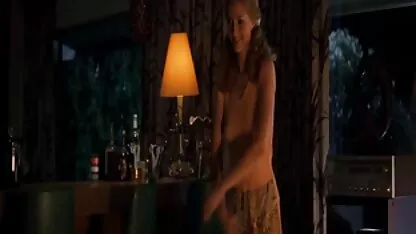 Fetiche por pés com meias pretas e camisa pose em frente à vídeos pornôs de coroas webcam