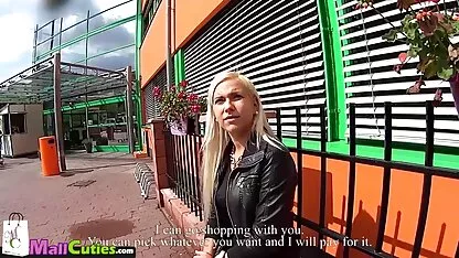 A mãe Morena satisfaz-se com filme pornô de coroas de 50 anos uma mangueira de vácuo no corredor.