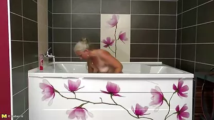 Um tipo inundou o cabelo castanho claro com esperma depois do ver videos porno com coroas gangbang.