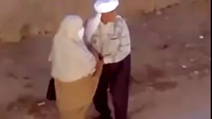 Hahal filmes pornos com mulheres maduras atira um Pénis Grande e coloca-o na garganta de um estudante novo com sardas na cara.