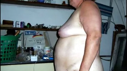 Um tipo cospe no rabo de uma mãe pornp coroas com uma largura de rolo e uma tatuagem na mão.
