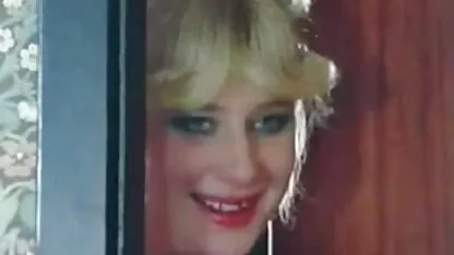 Uma jovem boneca com um vestido azul a chupar vídeo pornô coroas negras um homem