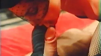 A rapariga ruiva de saia azul deixou cair a vagina em as coroas mais gostosas do pornô vibrador cor-de-rosa à frente de um espelho.