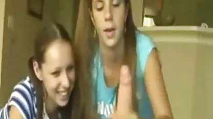 Mulheres jovens com pernas longas de videos de sexo mulheres coroas volta hahal e sentam-se no seu porta-bagagens