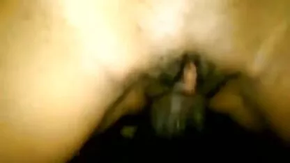 Rapariga excitada tira a roupa interior pornô só as coroas gostosas e masturba-se no corredor