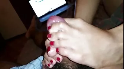 O tipo fode a sexy Emily Thorne as coroas mais gostosas do filme pornô em cima de uma cama branca de neve no rectum