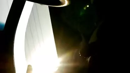 A miúda lambe os ombros e rasga o rabo. pornô de coroas de 50 anos