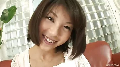 Mulher tatuada com cabelo verde a acariciar-se com filme pornô com coroas de 70 anos um vibrador