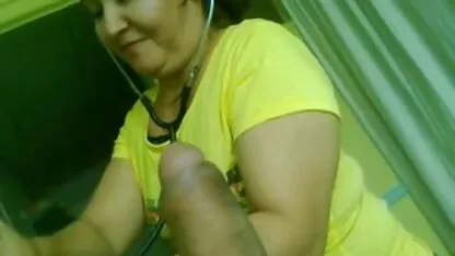 Uma rapariga com molas filmes pornos com mulheres maduras de roupa no cabelo a deslizar os lábios ao longo do lingga seleccionado e deu-lhe o ponto na casa de banho.