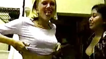 Mulher Latina com um rabo grande a atirar os sapatos para vídeos pornô grátis coroas o tapete e a desejar cancro com o marido.