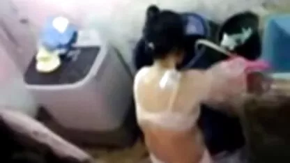 As mulheres de coroas rabudas porn calças verdes são fodidas pelo amante no sofá.