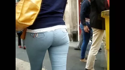 Babe mate em vídeo pornô com mulheres maduras uma poltrona com dois homens