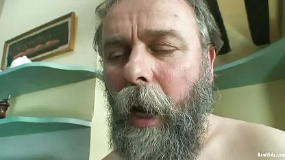 As vídeo pornô de coroas de 60 anos miúdas lambem-se umas às outras e fazem sexo com o hahal.