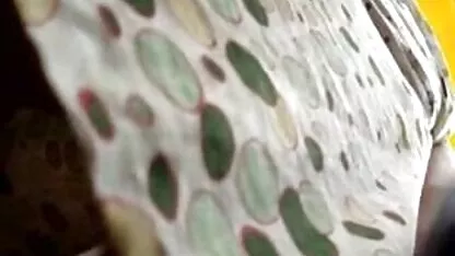 Hannah Hayes com calções de ganga traz membros vídeo pornô grátis coroas de um homem grande com óculos no sofá.