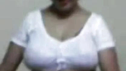 O Asiático bronzeado leva vibrador cor-de-rosa pornô com mulheres maduras na cozinha.