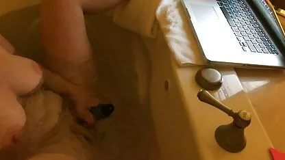 A ruiva prono com coroas em meias é fodida como um cão