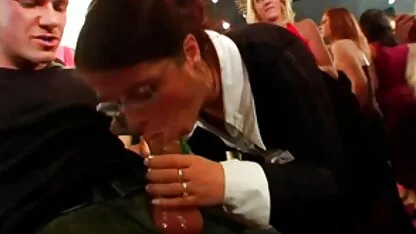 Loura atlética filme de pornô só com as coroas a fazer exercícios em frente à câmara, o peito nu