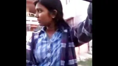 Um homem na rua tirou uma mulher tatuada pono velhas para fazer sexo no hotel.