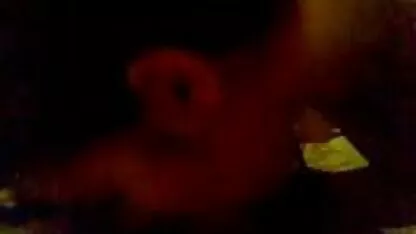 Mãe Busty a despir-se e a masturbar-se num compartimento de comboios pornô amador com coroas brasileiras