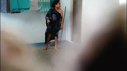 Lágrimas jovens prono de velhas em meias brinquedos sexuais anais na cama