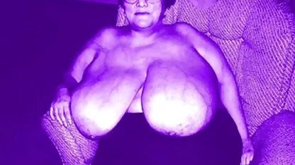 Um estudante com tatuagem no corpo e meias melhores coroas porno pretas sentado com um espesso parafuso falso.