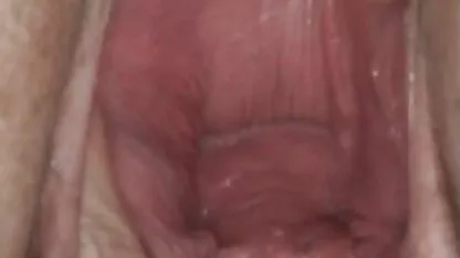 O homem lambe a video sexo coroas gostosas vagina de uma jovem dona de casa de meias e fode no fogão.