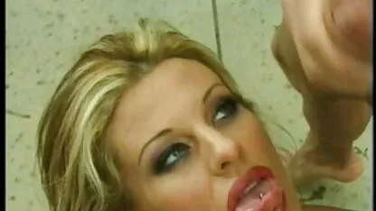 Mulheres flexíveis e magras a dançar nu no varão durante pornobrasileiro coroas o concurso