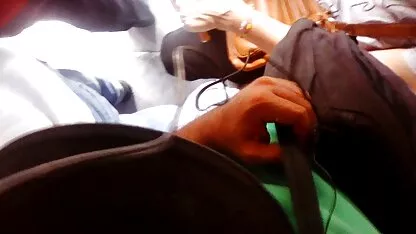 O noivo filme pornô de coroas de 50 anos acorda a noiva com um toque suave.