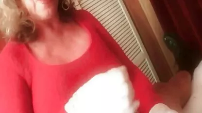 Loira de saltos altos pede a videos eróticos com coroas um homem para lamber a sua rata