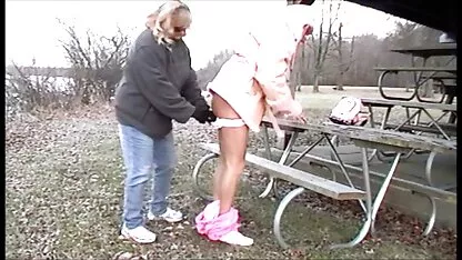 Uma mulher madura de óculos convidou o amante para ir a filme pornográfico das coroas casa dela e fazer sexo com ela no cu.
