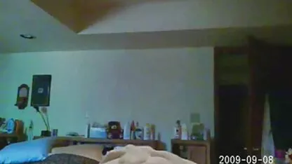 O homem gentilmente transando vídeo pornô de mulheres maduras com a loira no quarto e cúmulos na boca