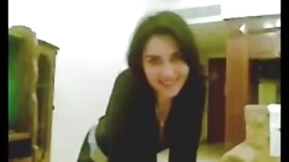 Loura de meias brilha no grande amortecedor em coroas pornos frente à webcam