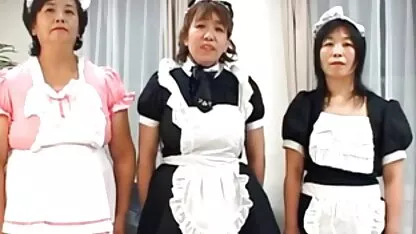 Modelo com saia curta videos coroas pornos e luvas brancas que acariciam pernas delgadas com meia transparente