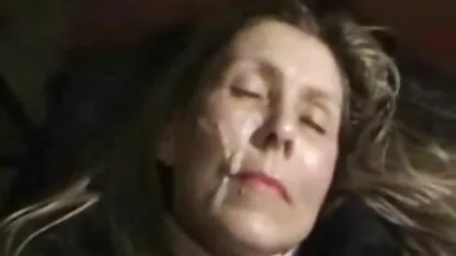 Um homem a comer um adulto videos porno com mulheres de 50 anos excitado perto da lareira