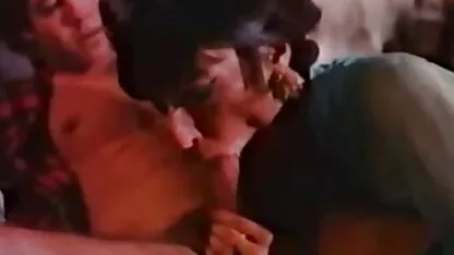 Dois negros fritam uma loira que está videos de mulheres coroas fazendo sexo cheia de luxúria no quarto em todos os buracos