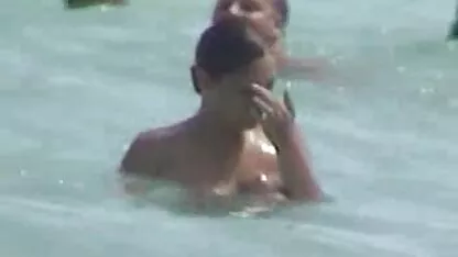 Uma coroas tube porn mulher de 40 anos sentada na sela, coloca o falo na haste do pistão.