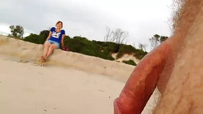 A mãe gorda com Mamas grandes fode vídeo pornô mulher de 50 anos o vibrador no sofá