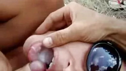 A loira de olhos castanhos vídeo pornô com coroas acaricia o namorado com um broche e esfrega-lhe a pila com o idiota excitado.