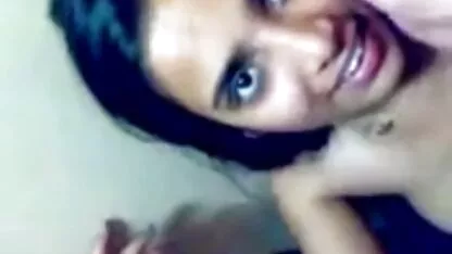 Um casal de vestidos a chupar uma vara grande do pornô com coroas de 50 anos marido numa pose 69.