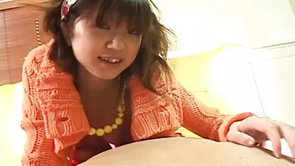Loira magra a chupar vídeo pornô brasileiro de coroas e a masturbar o peito do marido no quarto.