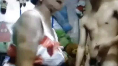 Mulher de cabelo escuro agrada-se num quarto de pornô das coroas brasileiras hotel