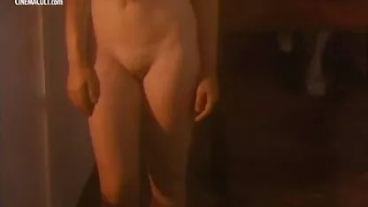 Mãe com seios grandes a apreciar filme porno de coroas brasileiras Cooney deita-se no sofá