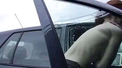 A beleza faz o clitóris vídeo pornô velha transando e tem um orgasmo na mesa de massagens.