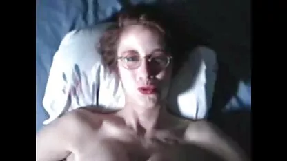 A beleza russa despe-se xvídeos pornô de coroas gostosas e masturba-se na cama.