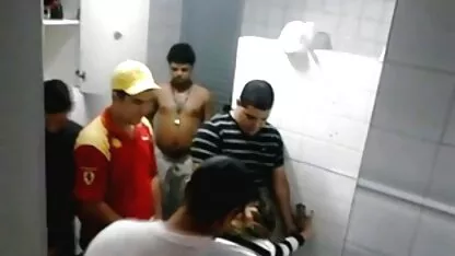Um homem a pono de velha masturbar raparigas da vagina no corredor