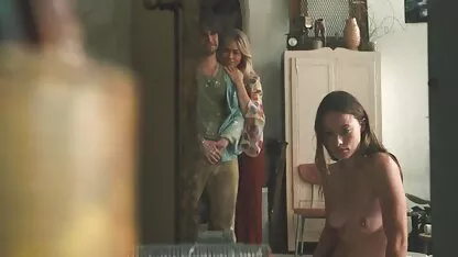 O boneco maduro faz sexo vídeo pornô das coroas transando anal com um tipo na cama.
