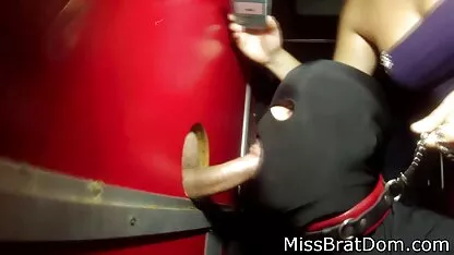 Um amigo a Lamber o cavalo de uma prono de velhas jovem morena num sofá branco