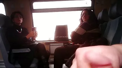 Donas de casa de pornô das coroas dançando striptease em conversa erótica ao vivo
